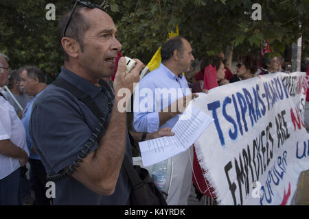 Athen, Griechenland. 7. Sep 2017. Die Demonstranten halten Sie Banner und rufen Parolen gegen die Regierung und Längestrich besuchen. Linke inszeniert eine Demonstration über Emmanuel's Längestrich Besuch in Athen zu protestieren, zusammen mit französischen Geschäftsleuten, wie sie behaupten, ihr Ziel ist es, zu privatisieren und Griechischen Vermögenswerte kaufen. Credit: Nikolas Georgiou/ZUMA Draht/Alamy leben Nachrichten Stockfoto