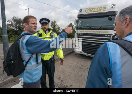 London, Großbritannien. 7. September 2017. Ben Griffin der Veteranen für den Frieden erklärt die Polizei, dass einige Lkw die ExCeL-Center für den größten Waffen der Welten betreten, DSEI, der Defence and Security Equipment International, werden illegale Waffen verboten nach internationalem Recht und verlangt, dass der Polizei entweder Erlauben Veteranen für den Frieden für Sie oder die Polizei führen ihre eigenen Recherchen zu prüfen. Credit: Peter Marschall/Alamy leben Nachrichten Stockfoto