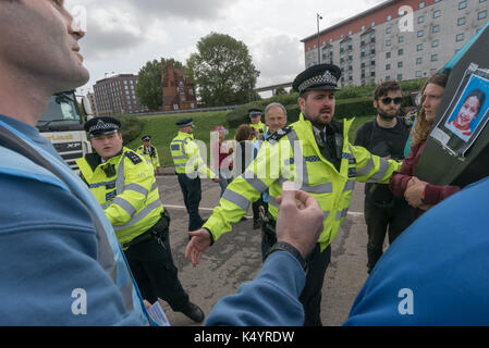 London, Großbritannien. 7. September 2017. Ben Griffin der Veteranen für den Frieden erklärt Polizei, dass einige Lkw die ExCeL-Center für den größten Waffen der Welten betreten, DSEI, der Defence and Security Equipment International, werden illegale Waffen verboten nach internationalem Recht und verlangt, dass der Polizei entweder Erlauben Veteranen für den Frieden für Sie oder die Polizei führen ihre eigenen Recherchen zu prüfen. Credit: Peter Marschall/Alamy leben Nachrichten Stockfoto