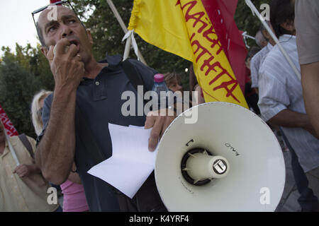 Athen, Griechenland. 7. Sep 2017. Die Demonstranten halten Sie Banner und rufen Parolen gegen die Regierung und Längestrich besuchen. Linke inszeniert eine Demonstration über Emmanuel's Längestrich Besuch in Athen zu protestieren, zusammen mit französischen Geschäftsleuten, wie sie behaupten, ihr Ziel ist es, zu privatisieren und Griechischen Vermögenswerte kaufen. Credit: Nikolas Georgiou/ZUMA Draht/Alamy leben Nachrichten Stockfoto