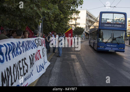 Athen, Griechenland. 7. Sep 2017. Die Demonstranten halten Sie Banner und rufen Parolen gegen die Regierung und Längestrich besuchen. Linke inszeniert eine Demonstration über Emmanuel's Längestrich Besuch in Athen zu protestieren, zusammen mit französischen Geschäftsleuten, wie sie behaupten, ihr Ziel ist es, zu privatisieren und Griechischen Vermögenswerte kaufen. Credit: Nikolas Georgiou/ZUMA Draht/Alamy leben Nachrichten Stockfoto