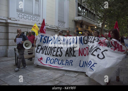 Athen, Griechenland. 7. Sep 2017. Die Demonstranten halten Sie Banner und rufen Parolen gegen die Regierung und Längestrich besuchen. Linke inszeniert eine Demonstration über Emmanuel's Längestrich Besuch in Athen zu protestieren, zusammen mit französischen Geschäftsleuten, wie sie behaupten, ihr Ziel ist es, zu privatisieren und Griechischen Vermögenswerte kaufen. Credit: Nikolas Georgiou/ZUMA Draht/Alamy leben Nachrichten Stockfoto