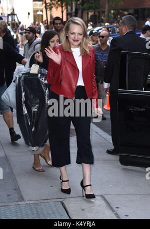 New York, NY, USA. 7. Sep 2017. Elisabeth Moss, die Förderung DES SEES: CHINA GIRL heraus und über für Celebrity Candids-DO, New York, NY, 7. September 2017. Credit: Derek Sturm/Everett Collection/Alamy leben Nachrichten Stockfoto