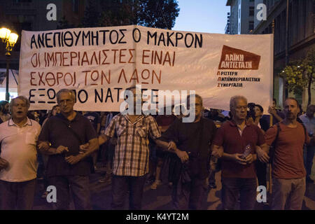 Athen, Griechenland. 7. Sep 2017. Die Demonstranten halten Sie Banner und rufen Parolen gegen die Regierung und Längestrich besuchen. Linke inszeniert eine Demonstration über Emmanuel's Längestrich Besuch in Athen zu protestieren, zusammen mit französischen Geschäftsleuten, wie sie behaupten, ihr Ziel ist es, zu privatisieren und Griechischen Vermögenswerte kaufen. Credit: Nikolas Georgiou/ZUMA Draht/Alamy leben Nachrichten Stockfoto