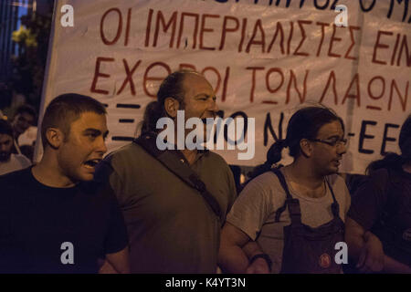 Athen, Griechenland. 7. Sep 2017. Die Demonstranten halten Sie Banner und rufen Parolen gegen die Regierung und Längestrich besuchen. Linke inszeniert eine Demonstration über Emmanuel's Längestrich Besuch in Athen zu protestieren, zusammen mit französischen Geschäftsleuten, wie sie behaupten, ihr Ziel ist es, zu privatisieren und Griechischen Vermögenswerte kaufen. Credit: Nikolas Georgiou/ZUMA Draht/Alamy leben Nachrichten Stockfoto