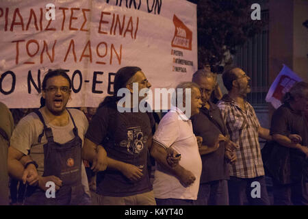 Athen, Griechenland. 7. Sep 2017. Die Demonstranten halten Sie Banner und rufen Parolen gegen die Regierung und Längestrich besuchen. Linke inszeniert eine Demonstration über Emmanuel's Längestrich Besuch in Athen zu protestieren, zusammen mit französischen Geschäftsleuten, wie sie behaupten, ihr Ziel ist es, zu privatisieren und Griechischen Vermögenswerte kaufen. Credit: Nikolas Georgiou/ZUMA Draht/Alamy leben Nachrichten Stockfoto