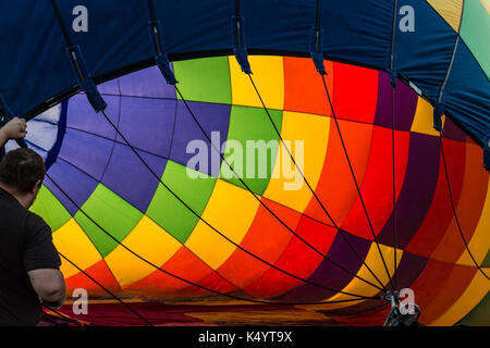 Reno, Nevada, USA. 7. Sep 2017. Ein Besatzungsmitglied hält die Schärfe eines Heißluftballons, während es bei den großen Reno Balloon Race Vorschau Tag starten aufgepumpt ist, im Rancho San Rafael Regional Park nördlich von Downtown Reno, Nevada, am Donnerstag, den 7. September 2017 Credit: Tracy Barbutes/ZUMA Draht/Alamy leben Nachrichten Stockfoto