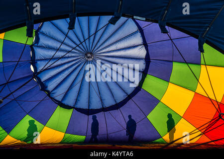 Reno, Nevada, USA. 7. Sep 2017. Besatzungsmitglieder zu Fuß hinter einem Heißluftballon, wie es während der Großen Reno Balloon Race Vorschau Tag starten am Donnerstag, den 7. September 2017 im Rancho San Rafael Regional Park pumpt nur nördlich der Innenstadt von Reno, Nevada. Credit: Tracy Barbutes/ZUMA Draht/Alamy leben Nachrichten Stockfoto