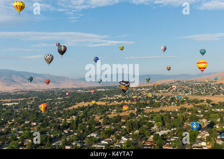 Reno, Nevada, USA. 7. Sep 2017. Heißluftballons Drift über Reno, Nevada, während der Großen Reno Balloon Race Vorschau Tag starten am Donnerstag, den 7. September 2017. Die dreitägige Veranstaltung tritt offiziell weg morgen, am 8. September. Der große Reno Balloon Race ist der größte Heissluftballon der Welt. Durchschnittlich 120.000 Zuschauer an der Veranstaltung jedes Jahr. Credit: Tracy Barbutes/ZUMA Draht/Alamy leben Nachrichten Stockfoto