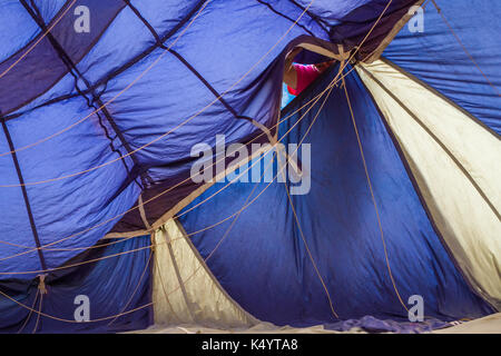 Reno, Nevada, USA. 7. Sep 2017. "Gypsy Spirit' 'Pilot, Lauren Kugel, späht durch ihren Ballon, wie es zu Beginn der Grossen Reno Balloon Race Vorschau Tag starten am Donnerstag, den 7. September 2017 im Rancho San Rafael Regional Park in Reno, Nevada, pumpt. Die Veranstaltung beginnt offiziell morgen, 8. September und läuft durch Sonntag, den 10. September. Etwa 100 Ballons werden in der Veranstaltung. Die große Reno Balloon Race ist der größte Heissluftballon der Welt. Durchschnittlich 120.000 Zuschauer an der Veranstaltung jedes Jahr. (Bild: © Tracy Barbutes über Stockfoto