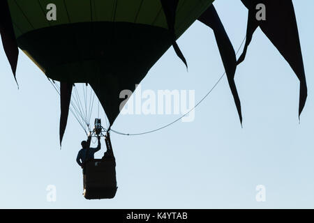 Reno, Nevada, USA. 7. Sep 2017. Ein Heißluftballon pilot erreicht für seinen Brenner während des Großen Reno Balloon Race Vorschau Tag starten am Donnerstag, den 7. September 2017. Luftballons Stadium, in Rancho San Rafael Regional Park nur wenige Meilen nördlich der Innenstadt von Reno, Nevada und der dreitägigen Veranstaltung offiziell startet am Freitag, 8. September. Der große Reno Balloon Race ist der größte Heissluftballon der Welt. Durchschnittlich 120.000 Zuschauer an der Veranstaltung jedes Jahr. Credit: Tracy Barbutes/ZUMA Draht/Alamy leben Nachrichten Stockfoto