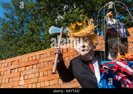 New York, NY, USA - 7. September 2017 - Anti Trump Aktivist Elliott Krone vor einer Wand Installation mit dem Titel 'Muro." Heute morgen der mexikanische Künstler Boaco Sodi eine Wand in den Washington Square Park, bestehend aus 1600 Ton Hölzer in Oaxaca, Mexiko feuerte gebaut. "Ich wollte eine Wand von Mexikanern der Mexikanischen Erde gemacht" Herr Sodi sagte zu erstellen. Um 15:00 Uhr Park goers Riss an der Wand nach unten. Credit: © © Stacy Walsh Rosenstock/Alamy leben Nachrichten Stockfoto