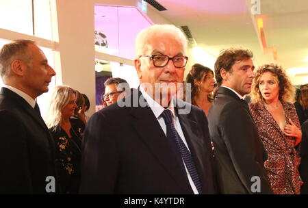 ITALIEN, Venedig: Paolo Baratta, Präsident der Biennale di Venezia, nimmt am 7. September 2017 an der Premiere des Films "Il colore nascosto delle cose" während des 74. Internationalen Filmfestivals in Venedig am Lido von Venedig Teil. Stockfoto