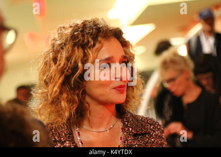 ITALIEN, Venedig: Die Schauspielerin Valeria Golino ist am 7. September 2017 bei der Premiere des Films "Il colore nascosto delle cose" während des 74. Internationalen Filmfestivals in Venedig im Lido von Venedig dabei. Stockfoto