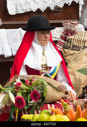 Telde, Gran Canaria, Kanarische Inseln, Spanien. 7. Sep 2017. Jedes Jahr auf der 7/8th Sept, Tausende von PEREGRINOS (Pilger) auf den Weg zum Bergdorf Valleseco auf Gran Canaria ihren Respekt zu des Schutzheiligen der Insel zu zahlen, Nuestra Señora del Pino. Farbenfrohen Umzugswagen, von Musikern und Tänzern in Tracht, Parade durch die Straßen begleitet. Credit: ALAN DAWSON/Alamy leben Nachrichten Stockfoto