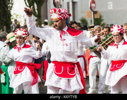 Telde, Gran Canaria, Kanarische Inseln, Spanien. 7. Sep 2017. Jedes Jahr auf der 7/8th Sept, Tausende von PEREGRINOS (Pilger) auf den Weg zum Bergdorf Valleseco auf Gran Canaria ihren Respekt zu des Schutzheiligen der Insel zu zahlen, Nuestra Señora del Pino. Im Bild: Bunte Tänzer von El Hierro, der kleinsten der Kanarischen Inseln, machen Sie die lange Reise an den Feiern teil zu nehmen. Credit: ALAN DAWSON/Alamy leben Nachrichten Stockfoto