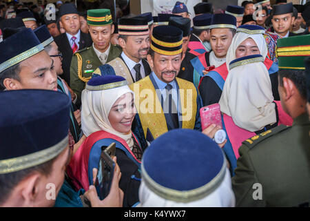 Bandar Seri Begawan, Brunei. 7. Sep 2017. Bruneis Sultan Hassanal Bolkiah Posen für Fotos mit einem Schüler von Brunei Darussalam Universität nach einer Abschlussfeier in Bandar Seri Begawan, der Hauptstadt von Brunei, Sept. 7, 2017 statt. Bruneis Sultan Hassanal Bolkiah und Kronprinz Haji Al-Muhtadee Billah ausgezeichnet Abschlusszertifikate auf mehr als 1.000 Brunei Darussalam Hochschulabsolventen am Donnerstag. Quelle: Jeffrey Wong/Xinhua/Alamy leben Nachrichten Stockfoto