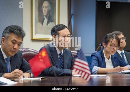 Washington, Vereinigte Staaten von Amerika. 07 Sep, 2017. Chinesische FDA Minister Bi Jingquan bei Gesprächen mit US-Landwirtschaftsministerium Staatssekretär Sonny Perdue zur Lebensmittelsicherheit im Landwirtschaftsministerium September 7, 2017 in Washington, DC Quelle: Planetpix/Alamy leben Nachrichten Stockfoto