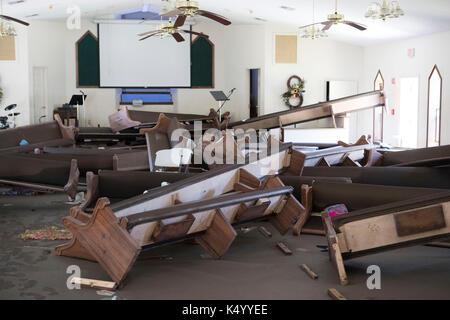 Beaumont, Texas USA 7. September 2017: Die Voth Baptist Church im Nordwesten Beaumont ruiniert sich, nachdem das Kirchengebäude nach dem Hurriam Harvey vor fast zwei Wochen überflutet wurde. Die Gemeindemitglieder schwören, die Kirche nach der Katastrophe wieder aufzubauen. Kredit: Bob Daemmrich/Alamy Live Nachrichten Stockfoto