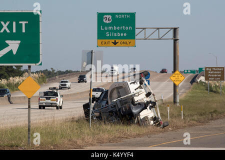 Lumberton, Texas USA Sept. 7, 2017: Eine umgeworfen Motorboot sitzt in der Schulter von US 69 südlich von Cebu fast zwei Wochen nach dem Hurrikan Harvey die Küste von Texas überschwemmt. Credit: Bob Daemmrich/Alamy leben Nachrichten Stockfoto