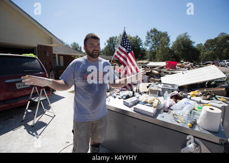 Thousand Oaks, USA. 07 Sep, 2017. Lumberton, Texas USA Sept. 7, 2017: US-Armee Kaplan Aaron Laenger der Rolling Hills von Lumberton beschreibt die Flut, die seine Heimat vor knapp zwei Wochen überflutet, wie Hurrikan Harvey Texas schlug. Credit: Bob Daemmrich/Alamy leben Nachrichten Stockfoto