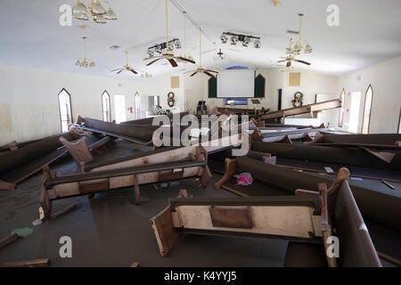 Beaumont, Texas USA 7. September 2017: Die Voth Baptist Church im Nordwesten Beaumont ruiniert sich, nachdem das Kirchengebäude nach dem Hurriam Harvey vor fast zwei Wochen überflutet wurde. Die Gemeindemitglieder schwören, die Kirche nach der Katastrophe wieder aufzubauen. Kredit: Bob Daemmrich/Alamy Live Nachrichten Stockfoto