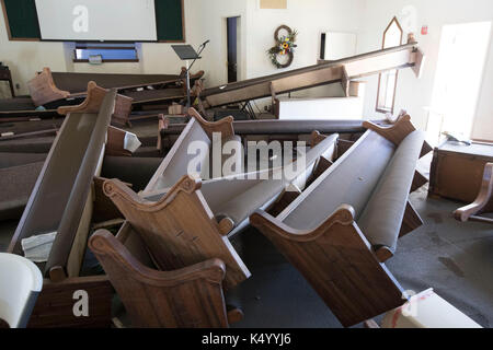 Beaumont, USA. 07. September 2017. Beaumont, Texas USA 7. September 2017: Die Voth Baptist Church im Nordwesten Beaumont ruiniert sich, nachdem das Kirchengebäude nach dem Hurriam Harvey vor fast zwei Wochen überflutet wurde. Die Gemeindemitglieder schwören, die Kirche nach der Katastrophe wieder aufzubauen. Kredit: Bob Daemmrich/Alamy Live Nachrichten Stockfoto