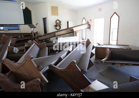 Beaumont, USA. 07. September 2017. Beaumont, Texas USA 7. September 2017: Die Voth Baptist Church im Nordwesten Beaumont ruiniert sich, nachdem das Kirchengebäude nach dem Hurriam Harvey vor fast zwei Wochen überflutet wurde. Die Gemeindemitglieder schwören, die Kirche nach der Katastrophe wieder aufzubauen. Kredit: Bob Daemmrich/Alamy Live Nachrichten Stockfoto