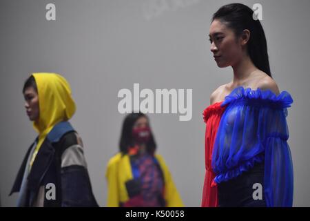 Hongkong, China. 7. Sep 2017. Modelle Kreationen aus nachwachsenden Rohstoffen während einer Modenschau in Hong Kong, South China, Sept. 7, 2017. Credit: Qin Qing/Xinhua/Alamy leben Nachrichten Stockfoto