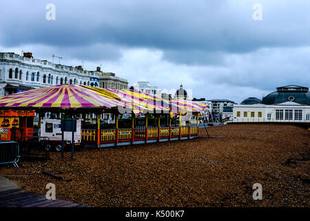 Worthing, West Sussex, UK. 8. September 2017. Ein Wetter geschlagen dodgems Fahrt auf Worthing Seafront am Freitag, den 8. September 2017 statt am Meer, Worthing. Die Fahrt kam zu Worthing als Teil einer Reise Kirmes hat aber an Ort und Stelle blieben nach dem Rest der Messe auf August verschoben. Das Wetter hat seine Abgabe auf dem Dach und der Struktur berücksichtigt. Credit: Julie Edwards/Alamy leben Nachrichten Stockfoto