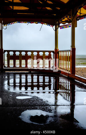 Worthing, West Sussex, UK. 8. September 2017. Ein Wetter geschlagen dodgems Fahrt auf Worthing Seafront am Freitag, den 8. September 2017 statt am Meer, Worthing. Die Fahrt kam zu Worthing als Teil einer Reise Kirmes hat aber an Ort und Stelle blieben nach dem Rest der Messe auf August verschoben. Das Wetter hat seine Abgabe auf dem Dach und der Struktur berücksichtigt. Credit: Julie Edwards/Alamy leben Nachrichten Stockfoto