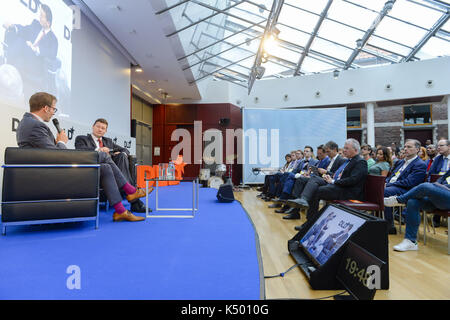 Martin Selmayr, Chef des Kabinetts von Jean-Claude Juncker, der Präsident der Europäischen Kommission; Jan Wolf Schafer, Fokus DLD Europa 17, Vertretung des Freistaates Bayern bei der Europäischen Union, 4. September 2017. Freie Presse Bild © mélanie Wenger/Picture Alliance für DLD | Verwendung weltweit/picture Alliance Stockfoto