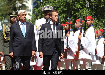 Athen, Griechenland. 07 Sep, 2017. Der französische Präsident Emmanuel Längestrich mit griechischen Präsident Prokopis Paulopoulos Spaziergänge durch die Präsidentschaftswahlen Wachen draussen die Presidential Villa Evzones. Der französische Präsident Emmanuel Längestrich kommt Griechenland zu einem Zweitägigen offiziellen Besuch in der griechische Premierminister Alexis Tsipras und Präsident Prokopis Pavlopoulos erfüllen. Credit: SOPA Images Limited/Alamy leben Nachrichten Stockfoto