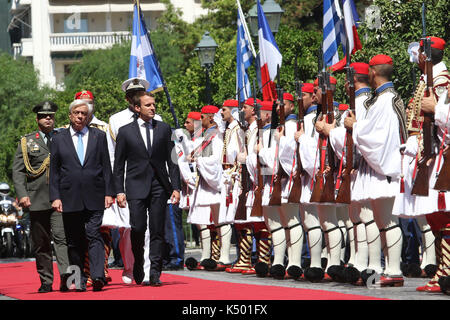 Athen, Griechenland. 07 Sep, 2017. Der französische Präsident Emmanuel Längestrich mit griechischen Präsident Prokopis Paulopoulos Spaziergänge durch die Präsidentschaftswahlen Wachen draussen die Presidential Villa Evzones. Der französische Präsident Emmanuel Längestrich kommt Griechenland zu einem Zweitägigen offiziellen Besuch in der griechische Premierminister Alexis Tsipras und Präsident Prokopis Pavlopoulos erfüllen. Credit: SOPA Images Limited/Alamy leben Nachrichten Stockfoto