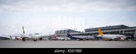 Stuttgart, Deutschland. 7. Sep 2017. Flugzeuge verschiedener Fluggesellschaften können vor dem Terminal Gebäude der Manfred Rommel Flughafen in Stuttgart, Deutschland, 7. September 2017 zu sehen. Foto: Sebastian Gollnow/dpa/Alamy leben Nachrichten Stockfoto