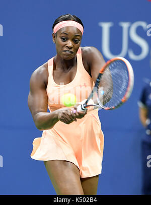 Flushing, New York, USA. 07 Sep, 2017. FLUSHING NY - 07 September: *** KEINE NY DIALIES *** Venus Williams Vs Sloane Stephens: Sloane Stephens gibt einen Volley gegen Venus Williams auf der Arthur Ashe Stadium während der US Open am USTA Billie Jean King National Tennis Center am 7. September 2017 in Flushing Queens. Quelle: MPI04/MediaPunch Credit: MediaPunch Inc/Alamy leben Nachrichten Stockfoto