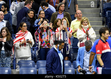 FLUSHING NY - 07 September: *** KEINE NY DIALIES *** Madison Tasten Vs CoCo Vandeweghe: Fans tragen USA Schals Fotos nach Madison Tasten besiegt CoCo Vandeweghe in gerade Sätze 6-1, 6-2 auf der Arthur Ashe Stadium während der US Open am USTA Billie Jean King National Tennis Center am 7. September 2017 in Flushing Queens. Quelle: MPI04/MediaPunch Stockfoto