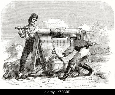 Antike Goldsucher arbeiten auf Extrahieren Mineral aus gut auf einer felsigen Landschaft in Kalifornien über eine Riemenscheibe, ein Seil und eine hölzerne Schaufel. Durch Chassevent auf Le Tour du Monde Paris 1862 veröffentlicht. Stockfoto