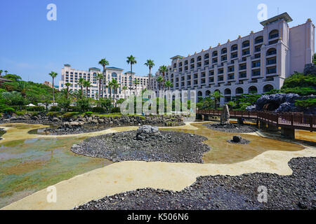 Blick auf die Lotte Hotel Jeju, ein luxuriöses Hotel direkt am Meer in Seogwipo in der Nähe von Jungmun Beach auf der Insel Jeju in Südkorea Stockfoto