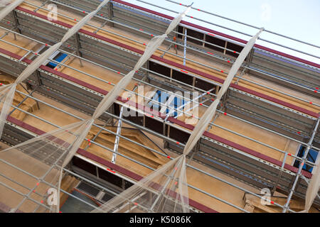 Gerüst- und Sicherheitsnetz an der Fassade eines Gebäudes reovates Stockfoto