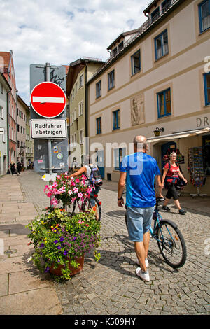 Eine Straßenszene in Füssen, Bayern, Deutschland. Stockfoto