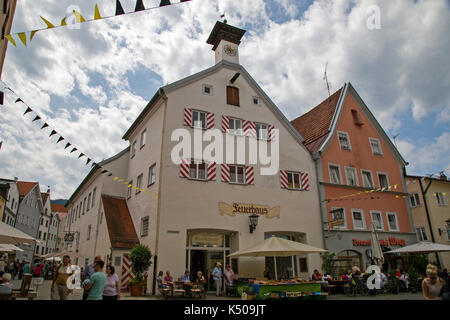 Eine Straßenszene in Füssen, Bayern, Deutschland. Stockfoto