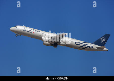 Barcelona, Spanien - 2. September 2017: Air France Airbus A 321-200 mit SkyTeam Lackierung weg vom Flughafen El Prat in Barcelona, Spanien. Stockfoto