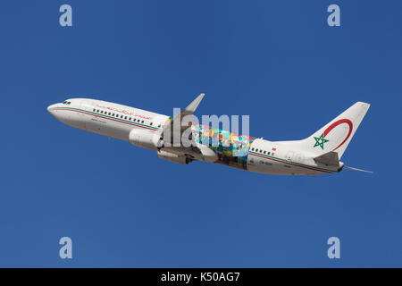 Barcelona, Spanien - 2. September 2017: Royal Air Maroc Boeing 737-800 mit Flügeln der afrikanischen Kunst livery Weg vom Flughafen El Prat in Barcelona, Sp Stockfoto