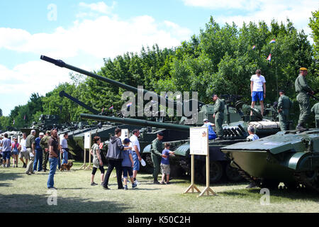 ZAGREB, KROATIEN - 28. MAI 2017: Menschen sightseeing Panzer, gepanzerte Fahrzeuge und haubitze am 26. Jahrestags der Gründung der Kroatischen ausgesetzt Stockfoto