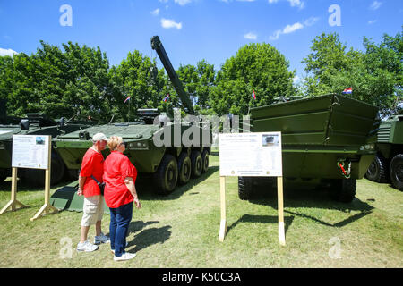 ZAGREB, KROATIEN - 28. MAI 2017: Menschen sightseeing Panzer, gepanzerte Fahrzeuge und haubitze am 26. Jahrestags der Gründung der Kroatischen ausgesetzt Stockfoto