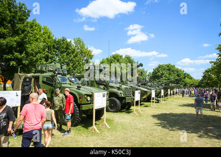 ZAGREB, KROATIEN - 28. MAI 2017: Menschen sightseeing Panzer, gepanzerte Fahrzeuge und haubitze am 26. Jahrestags der Gründung der Kroatischen ausgesetzt Stockfoto