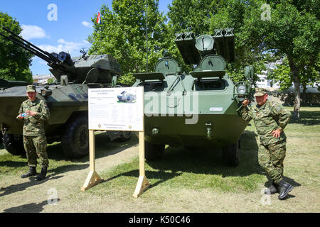 ZAGREB, KROATIEN - 28. MAI 2017: Die Soldaten stehen Raketenwerfer Fahrzeug Strijela 10 CROA 1 bei der 26. Jahrestag der Gründung des Croati Stockfoto