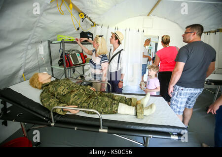 ZAGREB, KROATIEN - 28. MAI 2017: Menschen sightseeing Krankenhaus bei der 26. Jahrestag der Gründung der kroatischen Streitkräften stationäre auf See Stockfoto