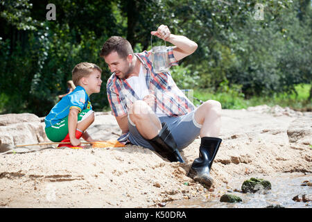 Vater mit seinem Sohn ein Fisch in einer Flasche Stockfoto